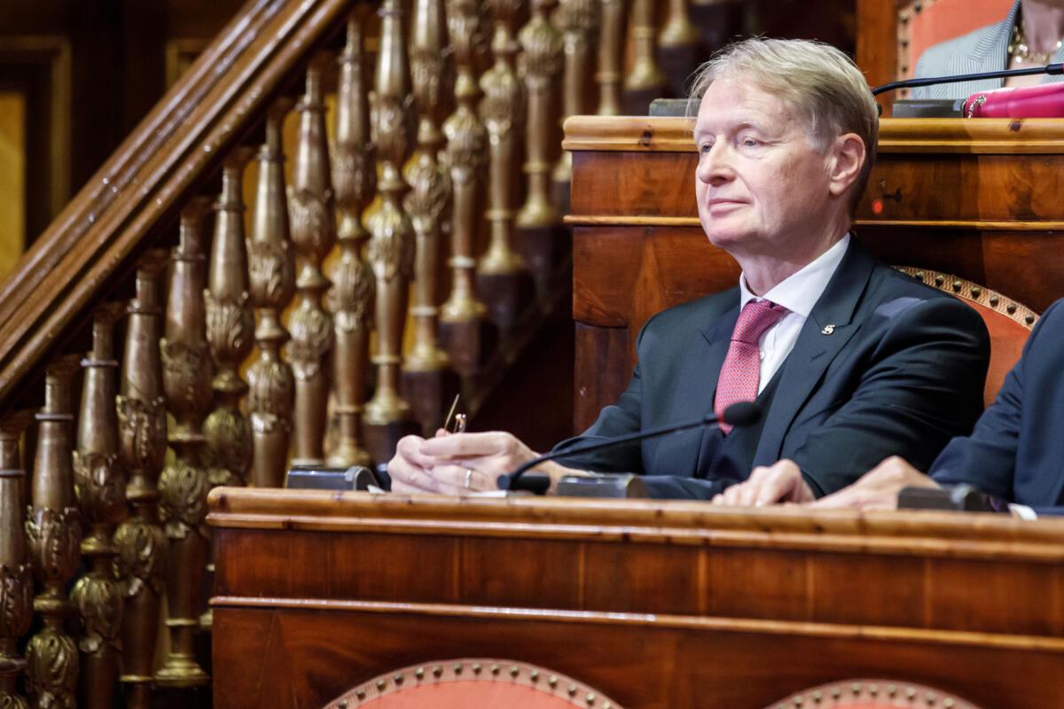 senatore Malan seduto al senato