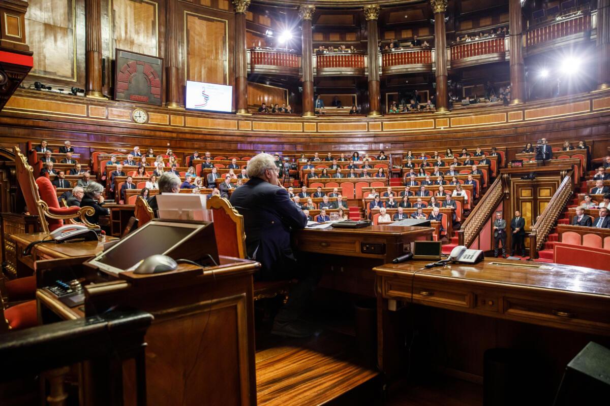 senatori della repubblica italiana seduti al senato
