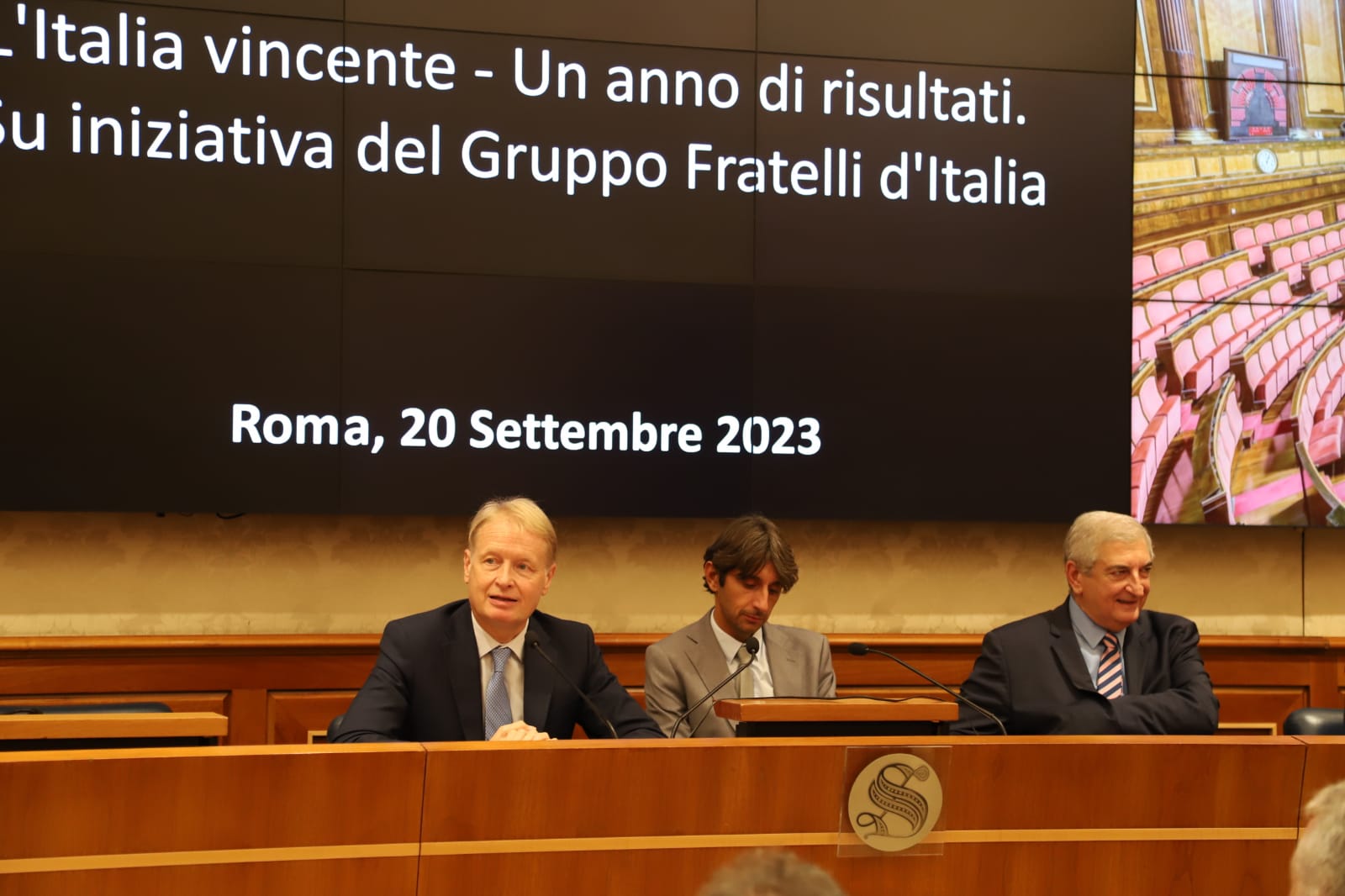 Senatori seduti alla ressegna stampa in occasione del primo anno del governo Meloni