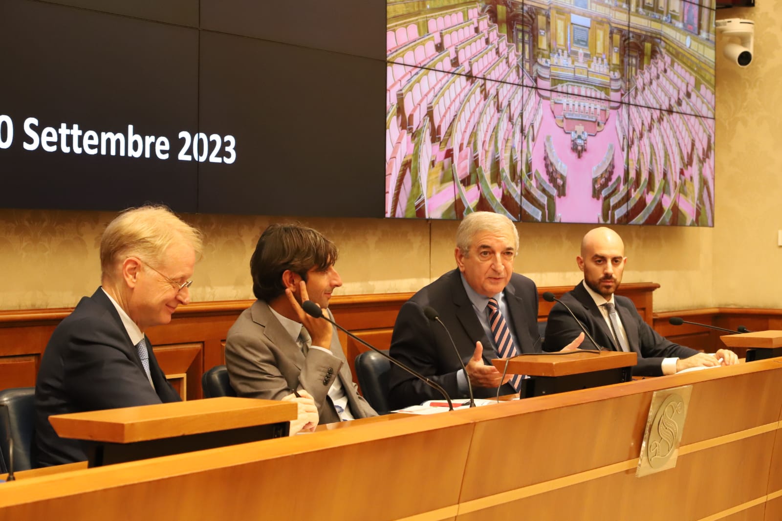 Senatori seduti alla ressegna stampa in occasione del primo anno del governo Meloni