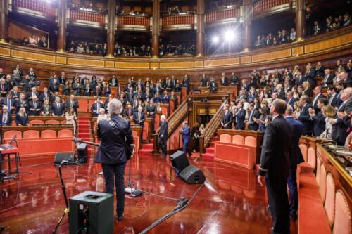 Concerto all'interno dell'aula del Senato della Repubblica per il 75esimo anniversario.L'immagine inquadra senatori e musicisti.