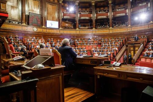 Concerto all'interno dell'aula del Senato della Repubblica per il 75esimo anniversario.L'immagine inquadra senatori e musicisti.