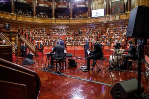 Concerto all'interno dell'aula del Senato della Repubblica per il 75esimo anniversario.L'immagine inquadra senatori e musicisti.