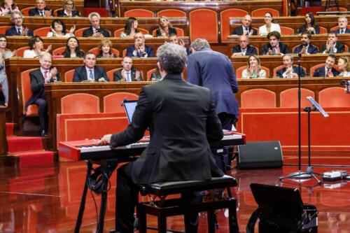 Concerto all'interno dell'aula del Senato della Repubblica per il 75esimo anniversario.L'immagine inquadra senatori e musicisti.